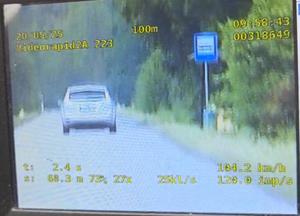 widok z policyjnego rejestratora pomiaru prędkości osobowy jasny samochód na drodze wyswietlona wartość 104 km/h