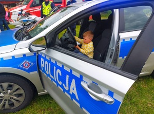 chłopiec za kierownicą policyjnego radiowozu