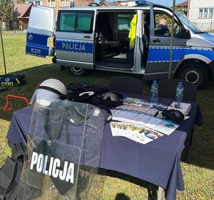 policyjny radiowóz podczas imprezy plenerowej