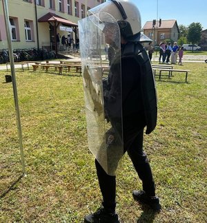 chłopiec przebrany w policyjny zestaw zabezpieczający