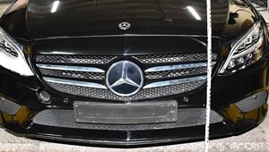 osobowy mercedes w warsztacie mechanicznym