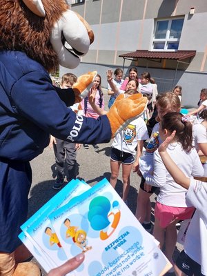policyjna maskotka na pikniku z okazji dnia dziecka