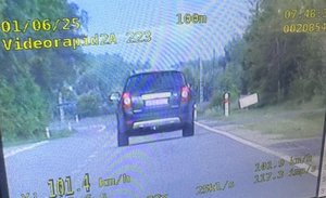 widok z rejestratora do pomiaru prędkości samochód osobowy na drodze