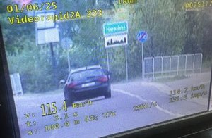 widok z rejestratora do pomiaru prędkości samochód osobowy na drodze
