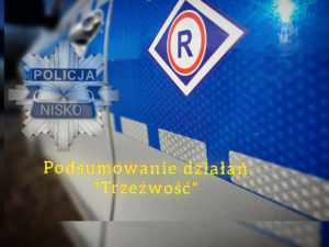 widok drzwi policyjnego radiowozu z literą R w rombie obok napis podsumowanie działań &quot;trzeźwość&quot; oraz policyjna gwiazda z napisem policja nisko