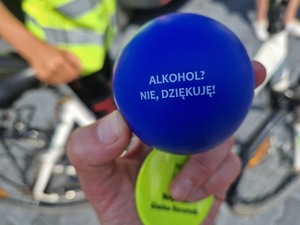 alkohol nie dziękuje napis na przypince koloru niebieskiego