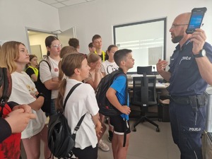 policjant pokazuje dzieciom urządzenie do sprawdzeń