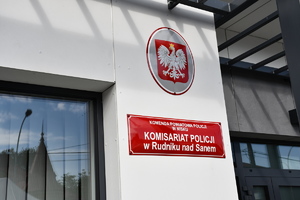 czerwona tabliczka na budynku z napisem komisariat policji w rudniku nad sanem