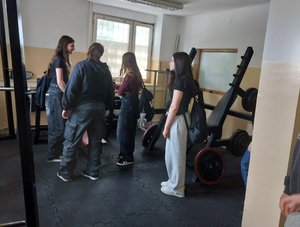 uczniowie podczas zwiedzania budynku komendy - na zdjęciu w siłowni