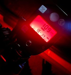 policyjny miernik prędkości z wyświetloną wartością 109 km/h