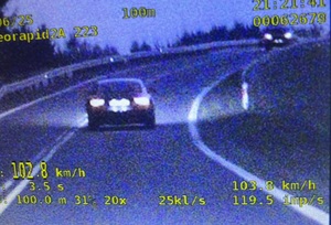 widok obrazu z videorejestratora samochód osobowy na drodze z określeniem prędkości