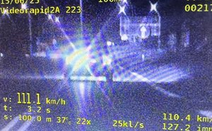 widok z videorejestratora samochód osobowy na drodze oraz wyświetlona wartość dotycząca przekroczenia dozwolonej prędkości powyżej 100 km/h
