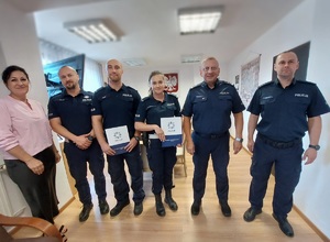 policjanci stoją w rzędzie