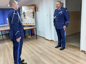 policjant składa drugiemu policjantowi meldunek
