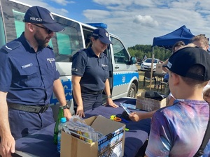 policjanci przy stoisku podczas imprezy plenerowej