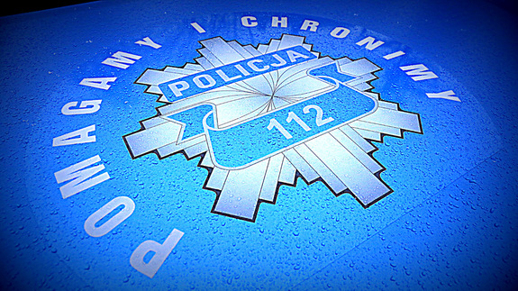 Policyjna gwiazda z napisem Policja i pomagamy i chronimy