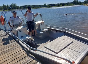 policjanci na łodzi na zbiorniku wodnym patrolują teren zalewu