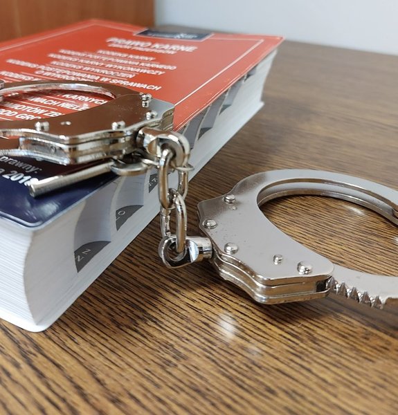 kajdanki leżą na kodeksie karnym