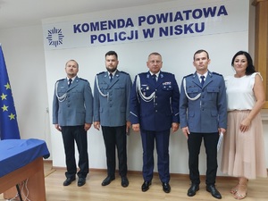 policjanci stoją w szeregu