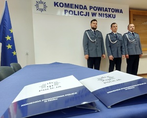 mianowani dwaj policjanci stoją w rzędzie