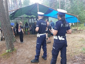 policjanci z wizytą na obozie harcerskim