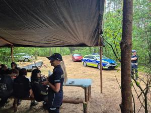 policjanci z wizytą na obozie harcerskim