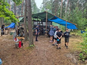 policjanci z wizytą na obozie harcerskim