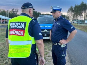 policjanci podczas zabezpieczenia w plenerze podczas obchodów dnia pamięci o polakach