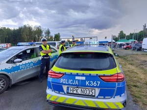 policjanci podczas zabezpieczenia imprezy plenerowej