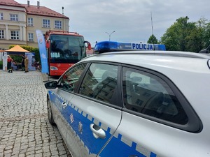 policyjny radiowóz stoi na placu przed mobilnym punktem poboru krwi