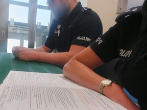 policjanci podczas wypełniania kart krwiodastwa