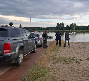 funkcjonariusze straży rybackiej i policji nad zbiornikiem wodnym f