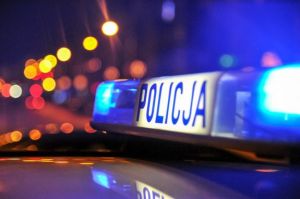 policyjna belka radiowozu z napisem policja