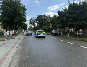 policyjny radiowóz na trasie zabezpieczenia wyścigu kolarskiego