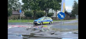 policyjny radiowóz na skrzyżowaniu dróg
