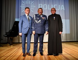 policjanci podczas uroczystej zbiórki z okazji święta Policji w budynku