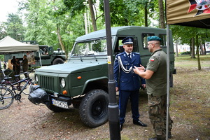piknik mundurowy w parku miejskim pokaz sprzętu służb mundurowych