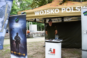 piknik mundurowy w parku miejskim pokaz sprzętu służb mundurowych