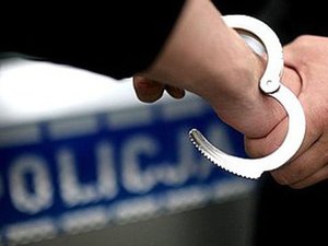 Policyjne kajdanki zakładane na ręce