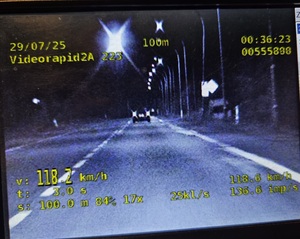 widok wyświetlacza policyjnego miernika prędkości z wyświetlona wartością 118 km/h