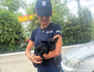 policjantka z pieskiem na rękach