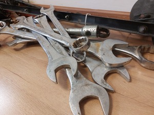 na podłodze leżą metalowe klucze mechaniczne