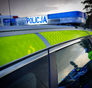 policyjna belka radiowozu z podświetlonym napisem policja