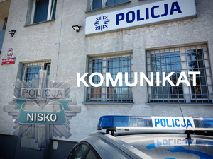 radiowóz zaparkowany przy budynku policji oraz napis komunikat