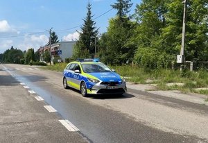 policyjny radiowóz stoi na jezdni