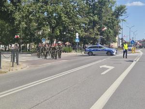 policjanci podczas zabezpieczenia marszu żołnierskiego
