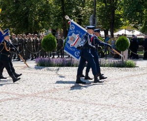 Policjanci idą ze sztandarem