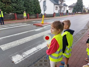 dzieci podczas przejścia na drugą strone jezdni
