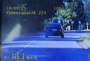 obraz z policyjnego videorejestratora na drodze samochód osobowy i wskazana prędkość 116 km/h