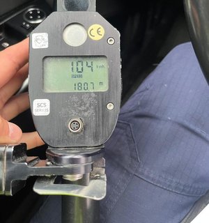 policyjne urządzenie do pomiaru prędkości pojazdów z wyświetloną wartością 104 km/hwr